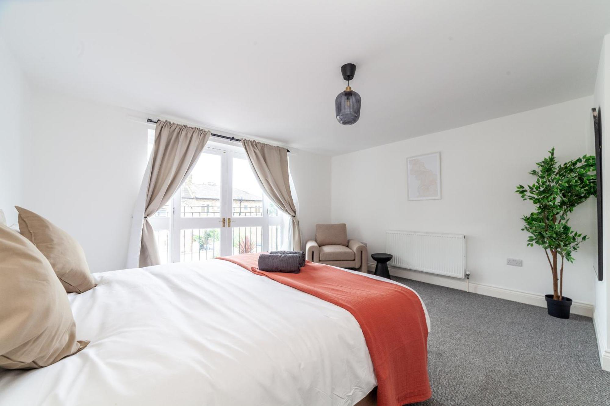 Arte Stays Serviced Houses Stratford - 3 Bedrooms 2 Bathrooms Houses London, Stratford, Maryland, Free Parking, Garden, Weekly Or Monthly Stays - Up To 8 Guests Dış mekan fotoğraf